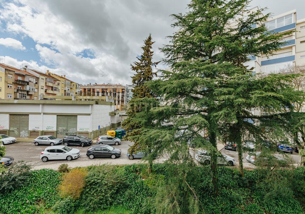 T3 Muito Luminoso com Excelente Localização na Amadora! - Image 14